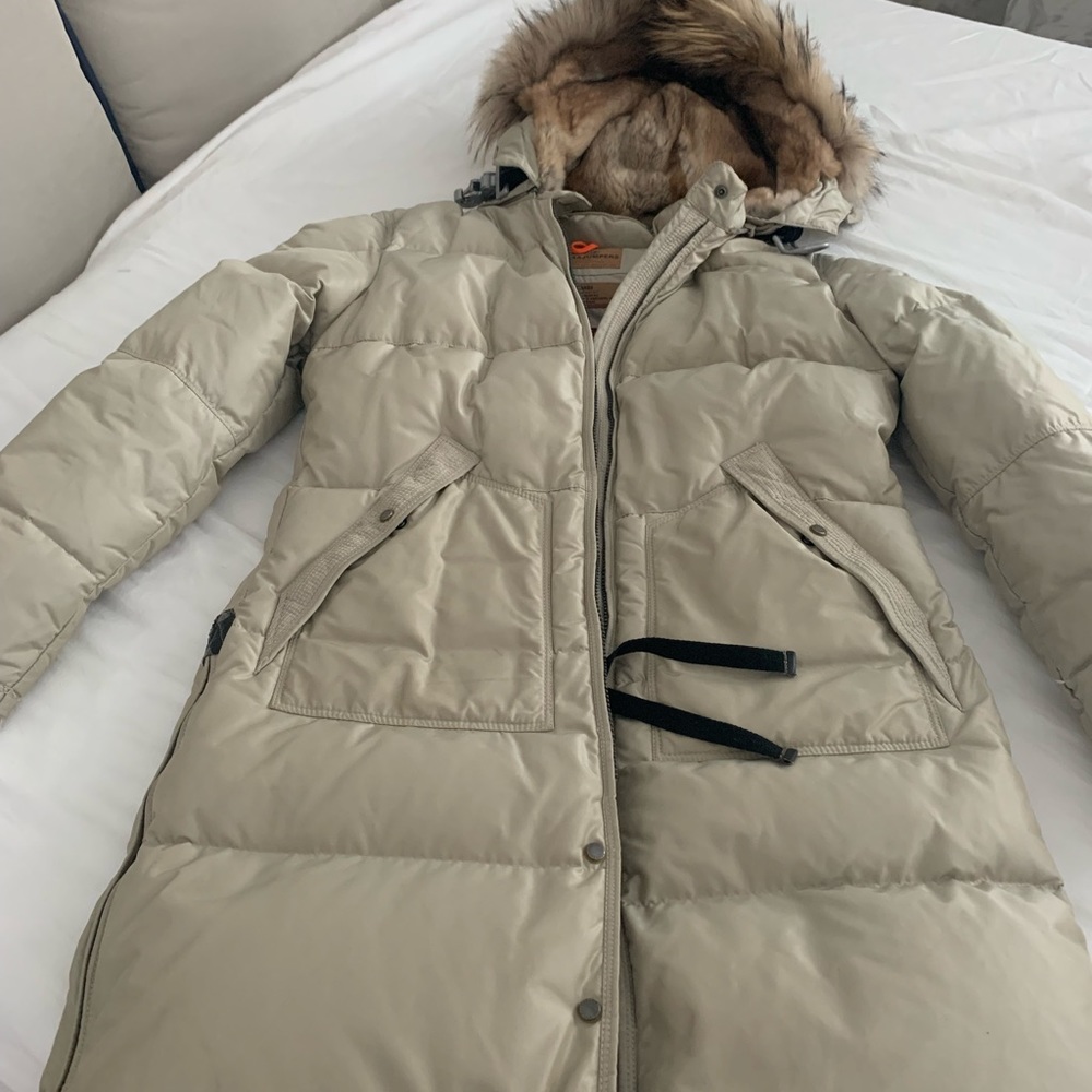 Parajumpers size L, EUC. Super warm and stylish . Coyote fur hood .